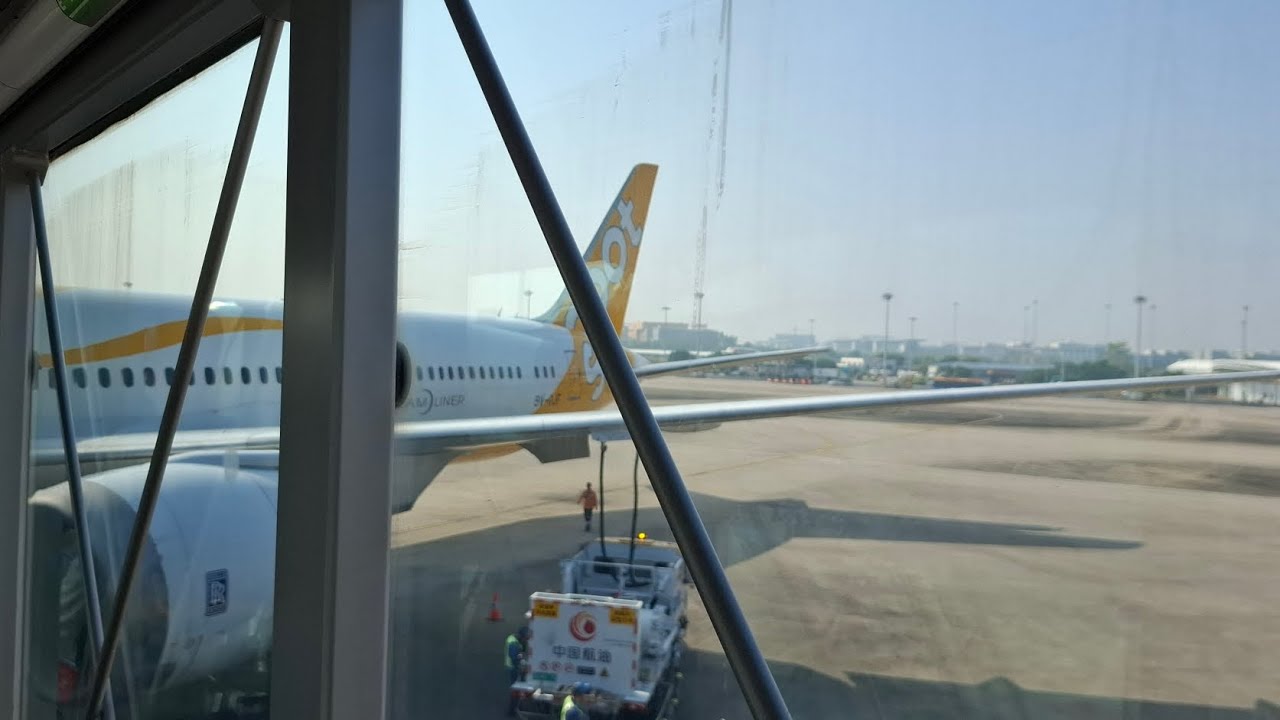 B787-9 Scoot Landing at Singapore Changi Airport and taxiing to Gate C20 at T1