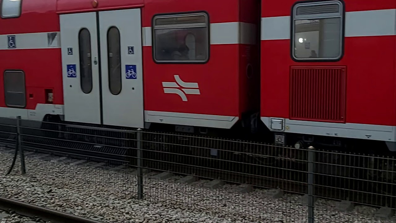 רכבות עוצרות וחולפות ברציפים 1 2 בתחנת חדרה מערב