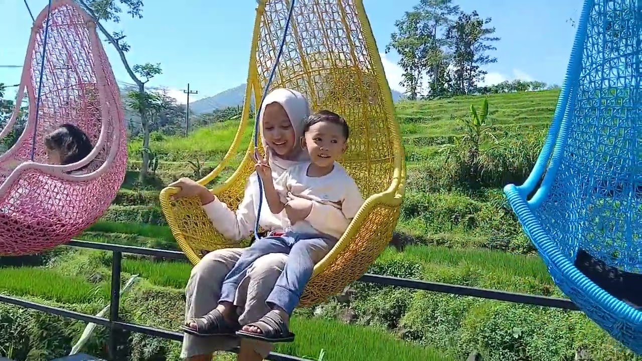 Naik Kursi Gantung di atas Sungai