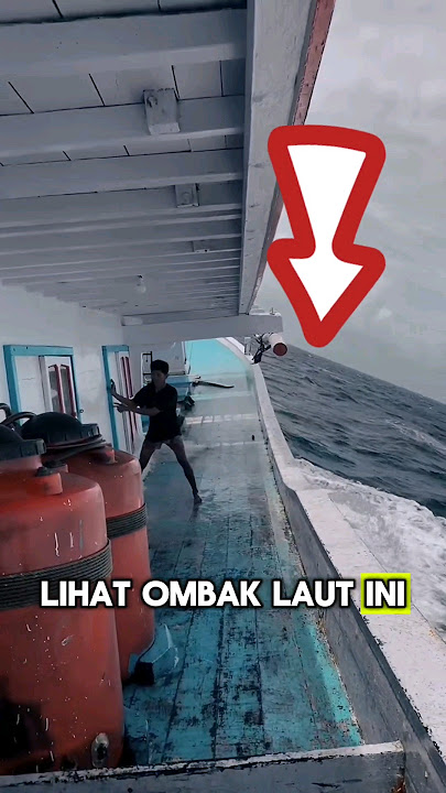 Ombak besar masuk ke Kapal Ikan #trending #viralvideos #shortvideos #nelayan