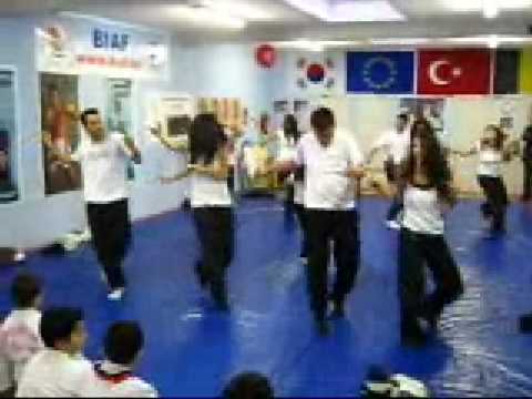 EN IYI KOLBASTI 2009 !!! SÜPER BAYILDIK MUTLAKA IZLEYIN !! (Grup Halaya)