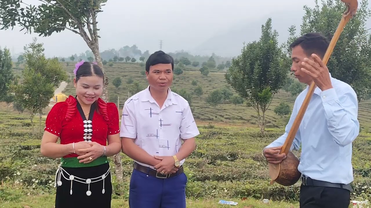 Nang Lốt và Hà sơ hát theo giai điệu Tính tảu của Hoàng Đăm 