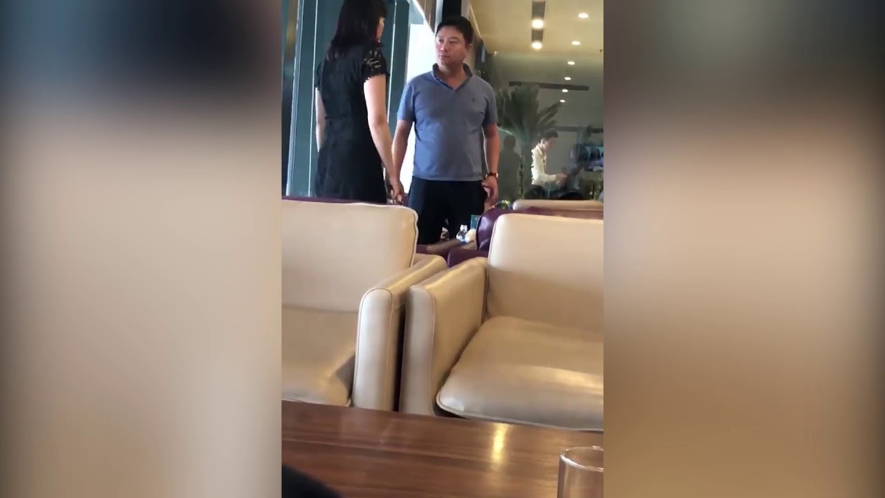 Xôn xao clip hoa khôi và giám đốc bị đánh ghen ở sân... - youtube