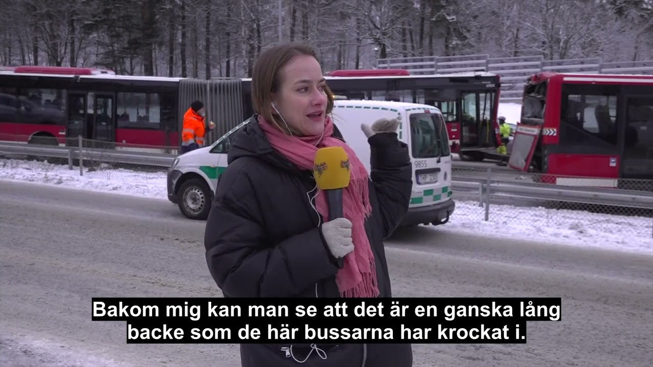 Här bärgas SL-bussarna efter olyckan på E18 vid Danderyds sjukhus