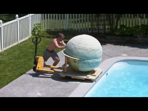重达2000多斤的浴盐球，将它推进游泳池会怎样？老外亲身测试！