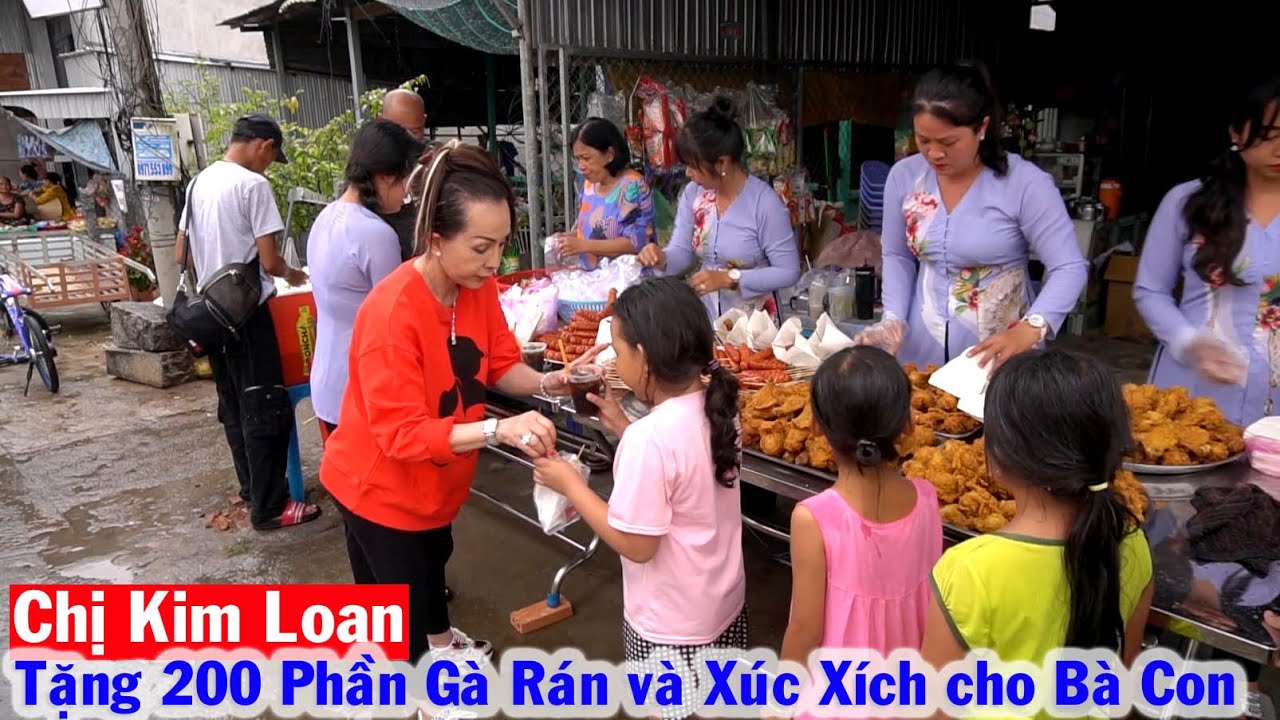 Mặc Dù Trời Mưa nhưng Các Em Vẫn Xếp Hàng nhận 200 Phần Gà Rán và Xúc Xích từ Tấm Lòng Chị Kim Loan