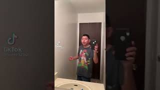 мужик танцует под зеркалом (видео взято с тик тока)