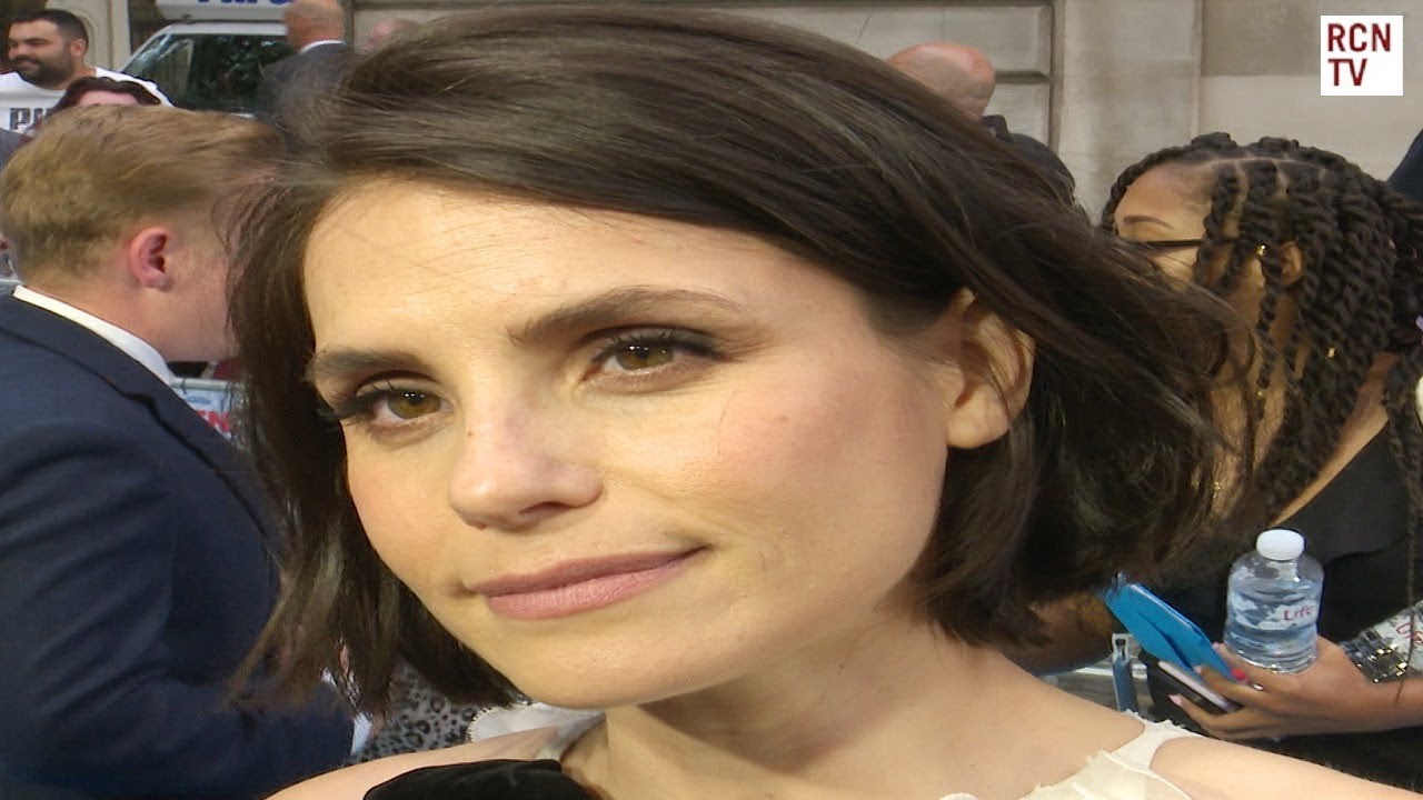 Charlotte Riley Interview Swimming With Men Premiere - YouTube