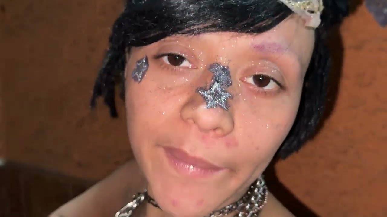 Laura de 30 y SE CREE DE 15 y nació primero en Estados Unidos y después nació en México🤣