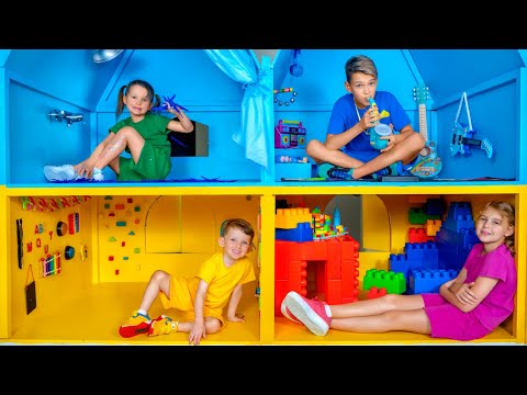 يلعب الأطفال الألعاب في غرفة ألعاب مكونة من 4 ألوان