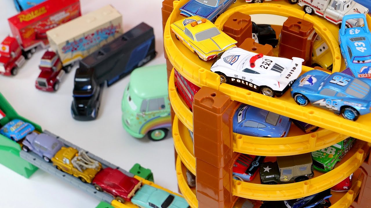 Disney Cars ☆ Driving down the spiral course and escalator before falling into the water