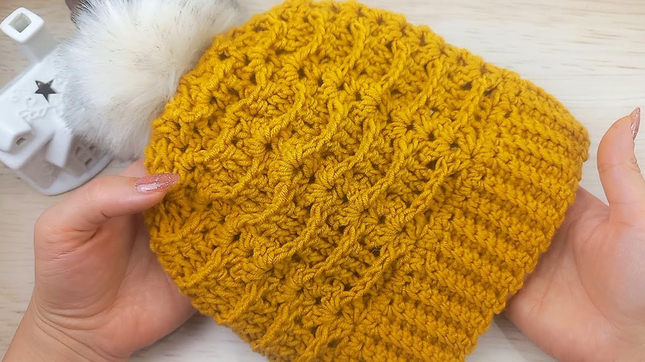 Вязаная крючком зимняя шапка-бини всего из двух рядов