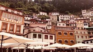 Asturias !! Un pueblito de cuentos colgando de la montaña !! Cudillero España