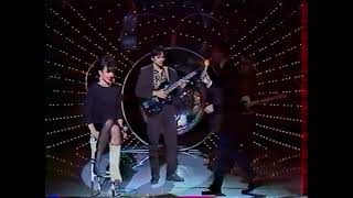 Clip 117 Lovely French singer, in a walking cast, SLWC,