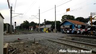 Kereta Api Ekonomi Serayu High Speed Melintas Pjl 91 Indoporlen
