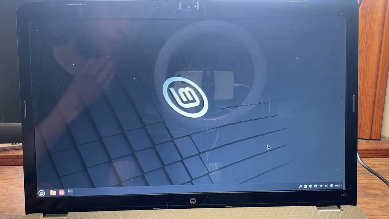 Installing Linux Mint On The HP G72 Laptop!!! - YouTube