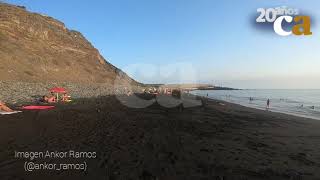 Hidroavión toma agua en la playa de Los Guirres de Tazacorte en La Palma