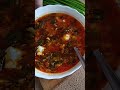 Борщ зі щавлем, сметаною, зеленою цибулею та чорним хлібом