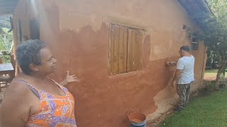 Terminando de passar barro na casa de barro!