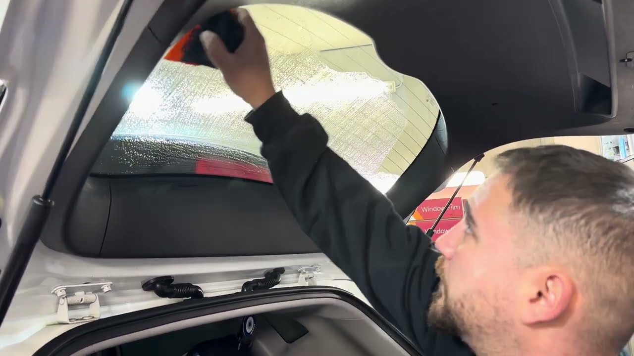 Hyundai Tucson Heckscheibe in 21 Minuten tönen: Scheibentönung in Frankfurt bei RW Folierung