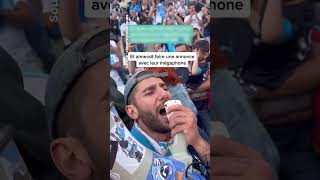 Des supporters de l’OM donnent des billets à ce jeune