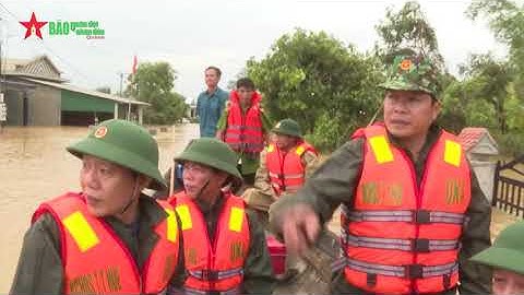 Bộ đội nỗ lực giúp nhân dân khắc phục hậu quả mưa lũ