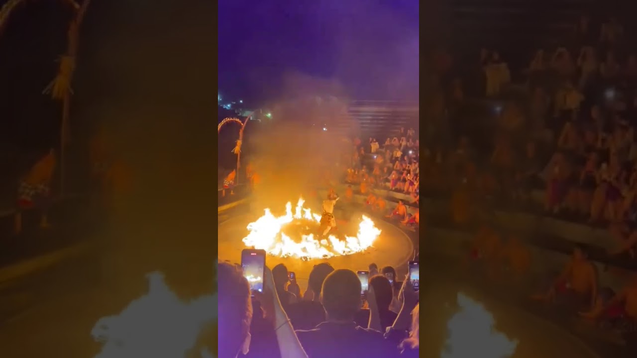 Hanoman atraksi bola Api di tari kecak - Bali  