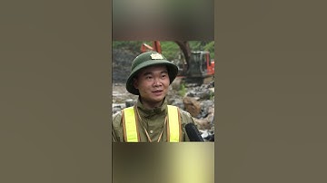 Trao Huy hiệu “Tuổi trẻ dũng cảm” cho thượng úy công an cứu người trong lũ dữ