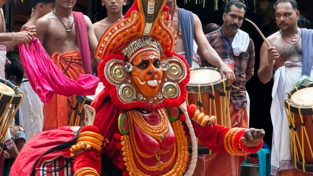 നാഗകാളി തിറ..ശ്രീ ഇളയടത് ഓടക്കാളി ക്ഷേത്രം. വെളിപ്പറമ്പ് കോഴിക്കോട് 🙏