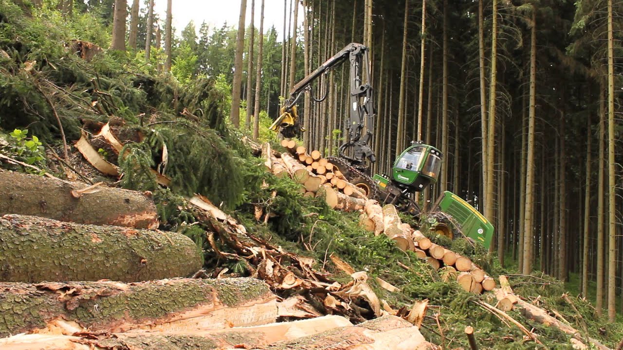 John Deere 1270E - práce v kopci