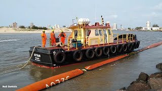 Embarcações da Transpetro, movimentando oleoduto flutuante, na Barra de Imbé/RS.