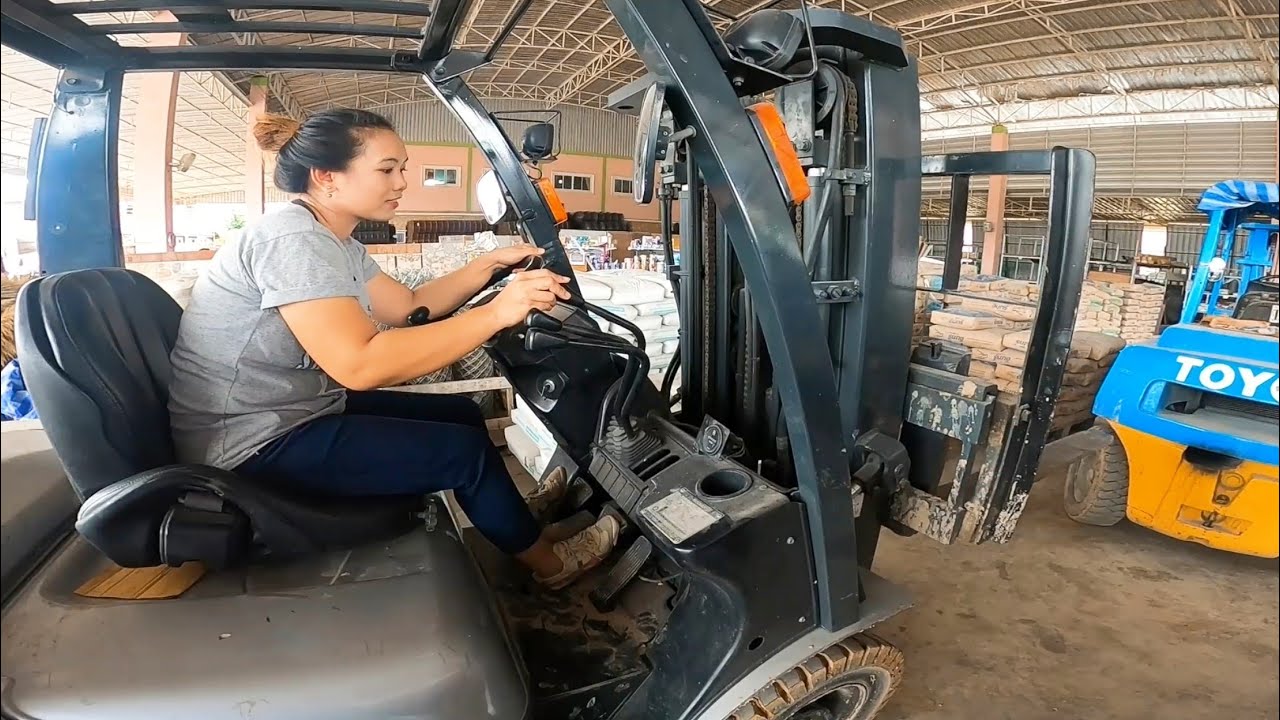 สวยจัดสัมผัสได้ สาวขับรถโฟล์คลิฟท์ nissan 2.5ตัน รถใหม่ร้านคู่สกุลวัสดุก่อสร้าง