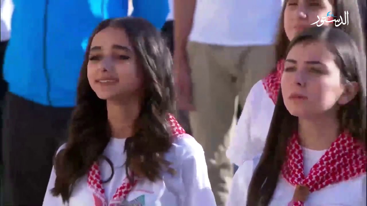 نشيد وطن يردده طلاب مدرسة كلية الحسين الثانوية خلال حضور جلالة الملك اليوم الطابور الصباحي.