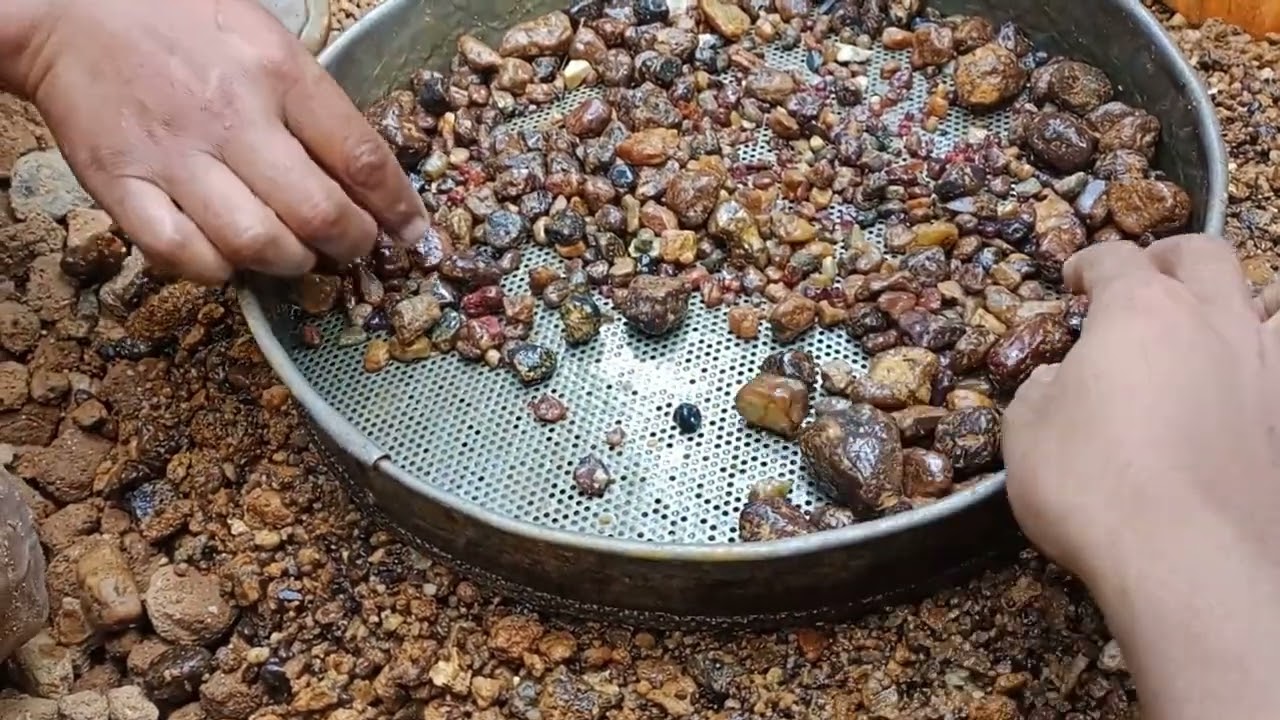 မိုးကုတ် ကျောက်တူးဖော်ရေး(ပတ္တမြား နီလာ အညံ့ အမာ ) အစုံထွက်တယ် 😍😍 (နောက်