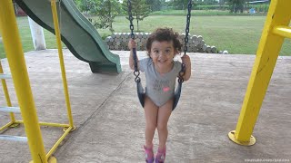 Jugando En Los Columpios Y Comiendo Jugo Y Papitas Sarayu