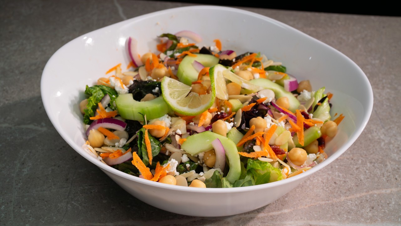 #RecetaCookEat - Fresko | Ensalada de garbanzos con pepinos y almendras