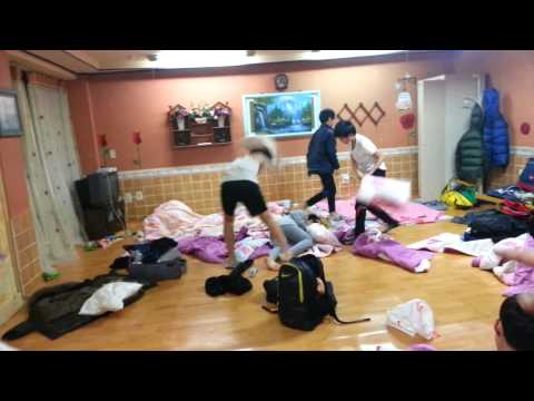 배게싸움Pillow fight