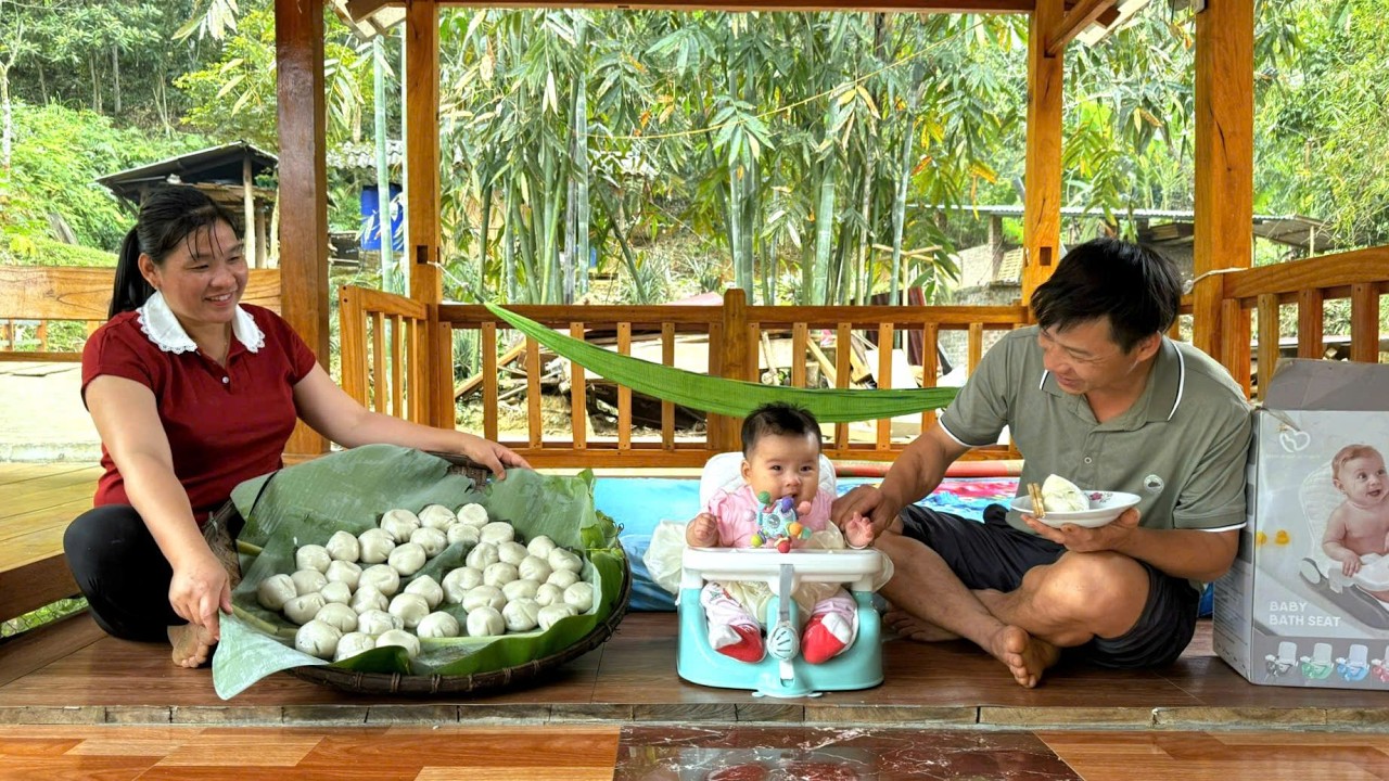 The family happily gathers around a giant plate of glutinous rice dumplings. Life in the forest DT