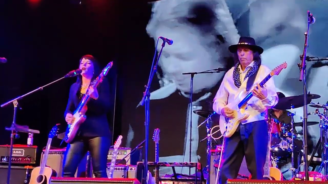 Heikki Silvennoinen muistokonsertti - Erja Lyytinen w/ SF Blues - Crossroads