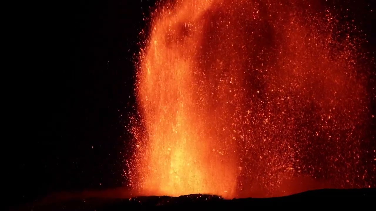 La fontana di lava del Cratere Centrale dell'Etna