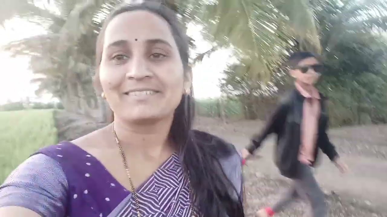 आज अहो सकाळ सकाळ शेतात गेले नांगरायला 🌿🌄 मी आणि अर्णव नी खूप सारे चिकू काडले 🌳😍 अर्णव च्याकरामती 😱