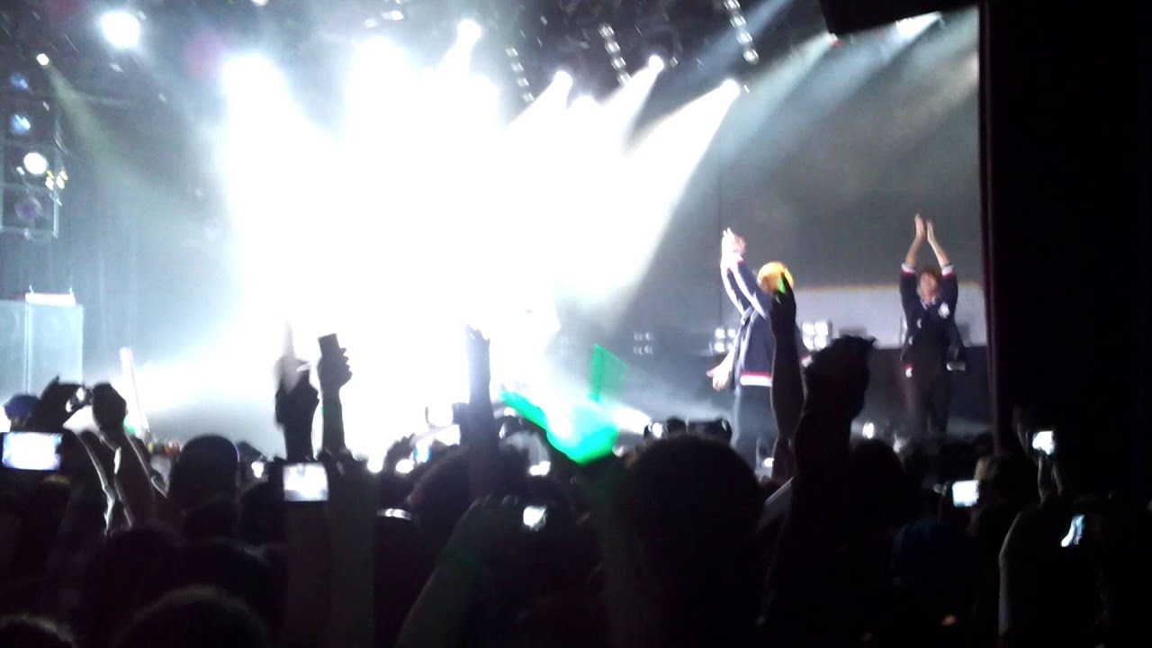 130517 JongLo Flipping during "Never Give Up" @ B.A.P Live on Earth NYC