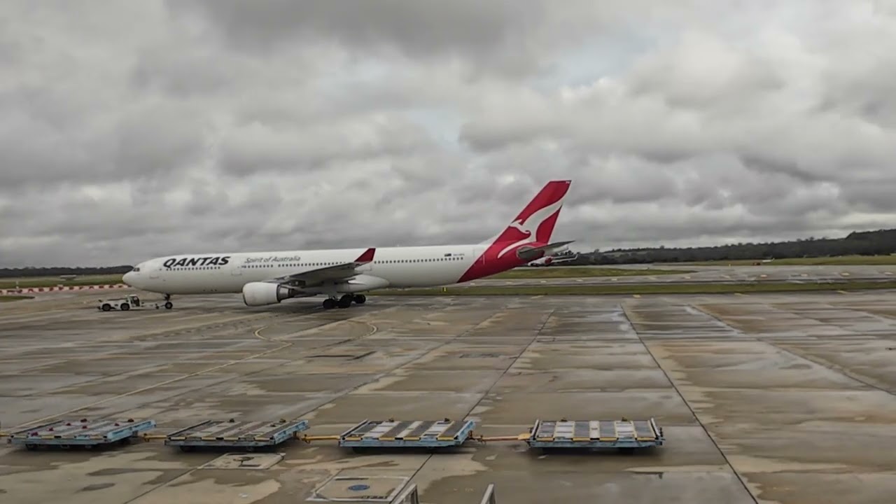 Перрон аэропорта Мельбурна (MEL), Австралия — взлеты, отправления и буксировка самолетов (4K).