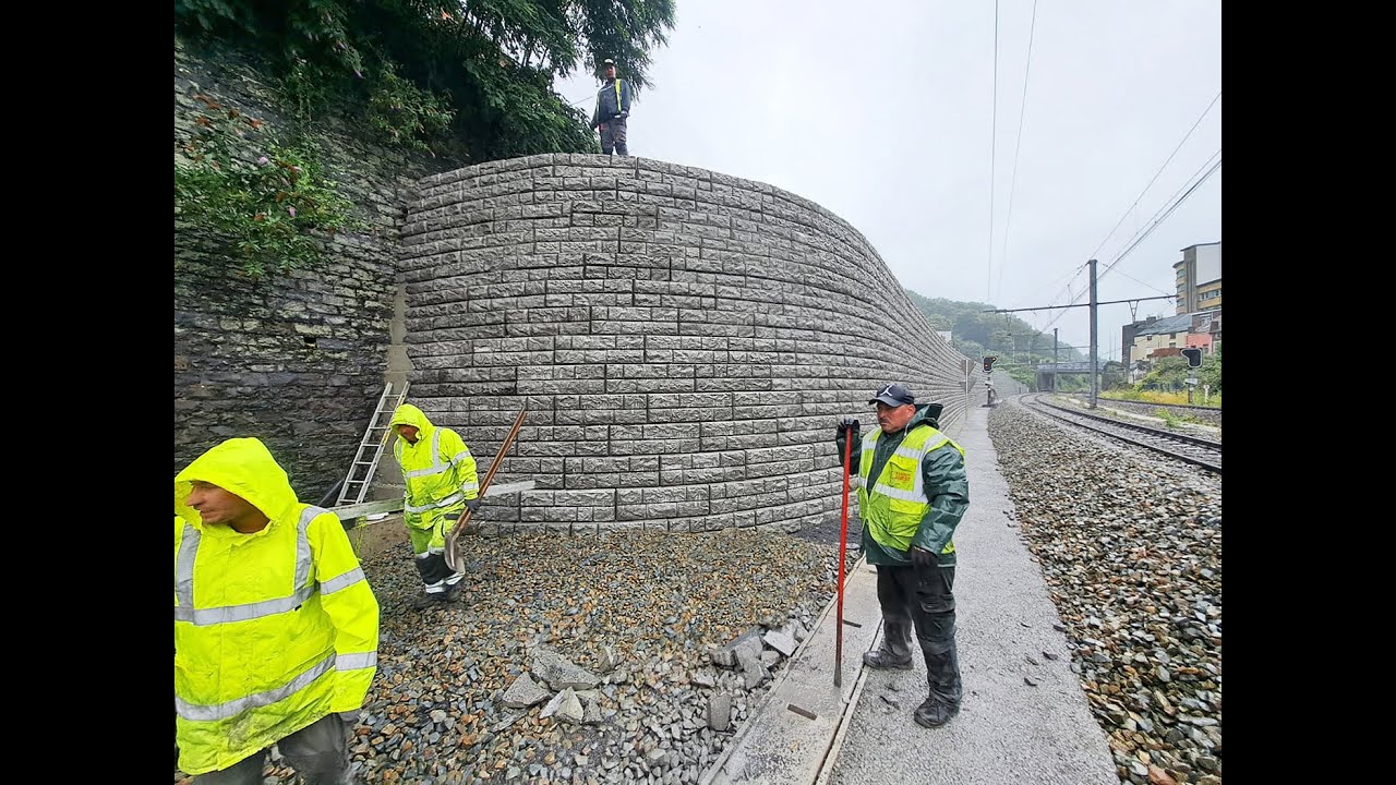 Construction of a ReCon Walls long the railway.