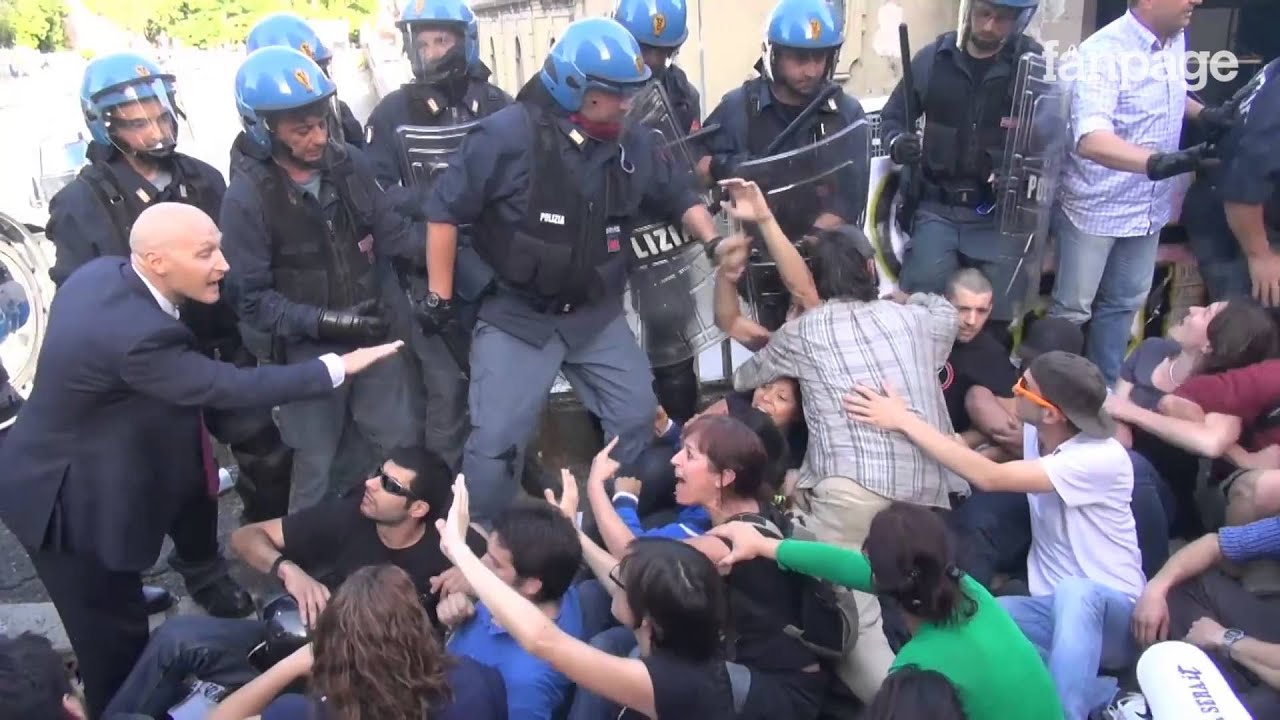 Roma: tensioni durante lo sgombero di un ex deposito Atac