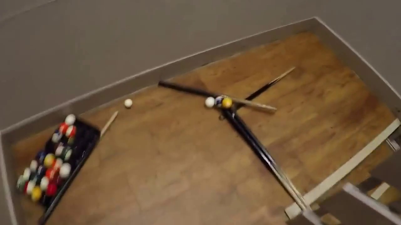 Потрясный бильярдный трюк от персонала английского спорт бара