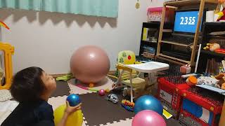 A 4-year-old child plays with a ball and plays the opening song for E-TV 2355, “Yofukashi FRIDAY”