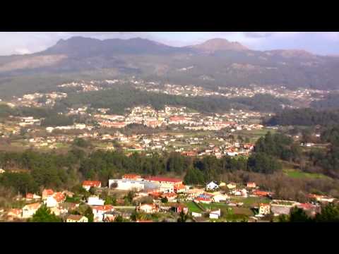 Gondomar es una localidad y municipio espaÃ±ol, situado en el suroeste de la provincia de Pontevedra, en la comunidad autÃ³noma de Galicia. Se encuentra situado en el hermoso entorno natural del Val MiÃ±or, entre la Sierra de O GaliÃ±eiro y la ribera del rÃ­o MiÃ±or. La cercanÃ­a a Vigo ya las playas de NigrÃ¡n y Bayona y su excelente clima lo convierten en un lugar perfecto para disfrutar de unas tranquilas vacaciones en este fÃ©rtil valle. SegÃºn el padrÃ³n de 2005, su poblaciÃ³n es de 12.685 habitantes. El municipio de Gondomar es rico en yacimientos arqueolÃ³gicos. Del paleolÃ­tico han aparecido en Chan do Cereixo mÃ¡s de 200 Ãºtiles de cuarcita tallada. DÃ³lmenes como el de ChaÃ­n, petroglifos podomorfos y naviculares como el de Pedra Moura y Castros como el de XiÃ¡n nos indican que estas ricas tierras han sido testigos de asentamientos desde Ã©pocas remotas. Gondomar is a locality and Spanish municipality, located in the southwest of the province of Pontevedra, in the autonomic community of Galicia. It's located in the beautiful natural surroundings of the Val MiÃ±or, between the Mountain range of O GaliÃ±eiro and the shore of the MiÃ±or river. The proximity to Vigo and beaches of NigrÃ¡n and Baiona and its excellent climate turns it a perfect place to enjoy calm vacations in this fertile valley. According to the 2005 register, its population is of 12685 inhabitants. The municipality of Gondomar is rich in archaeological deposits.At Chan do Cereixo have appeared than 200 quartzite <b>...</b>