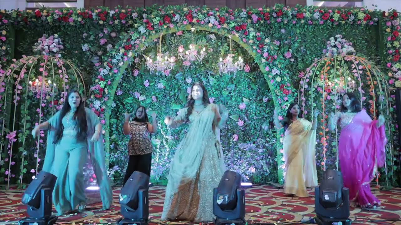 She owns the spotlight! | Engagement Dance ❤️ | Shruti👸🏻