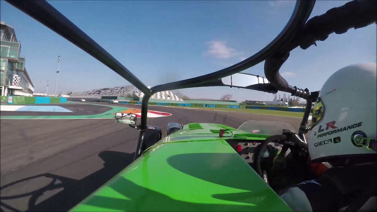 Magny Cours F1 avec Motorsport. CATERHAM à la poursuite d'une GT3 Cup blanche.